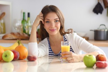 Lezzetli meyve suyuyla bardağı tutan güzel bir kadının portresi.