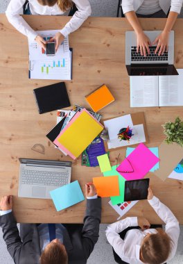 İş adamları iş toplantısında, ofiste oturup tartışıyorlar.