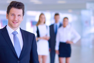 arka planda meslektaşları ile Office genç işadamı portresi