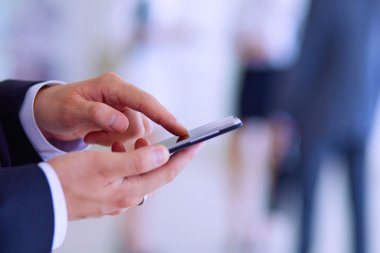 arka planda meslektaşları ile Office genç işadamı portresi
