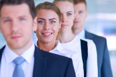 Başarılı iş takım ayakta Office gülümseyen