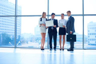 Başarılı iş takım ayakta Office gülümseyen