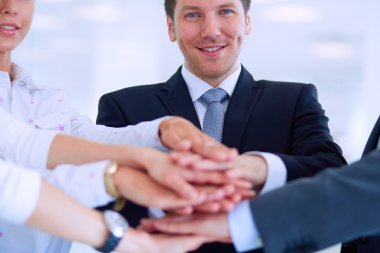 İş adamları kendi elleriyle birlikte bir daire içinde