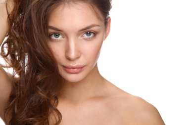 Güzel genç kadın yüzünün yakın portresi. Beyaz arkaplanda izole.