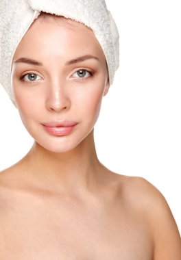 hombre que trabaja en el gimnasio 