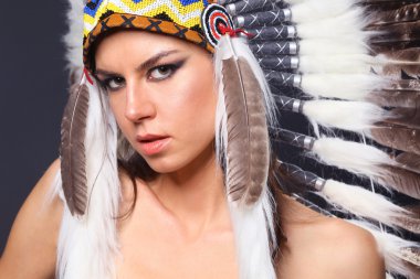 güzel bir kadın Kızılderili kostümü tüylü