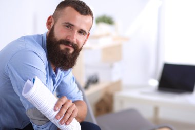 sandalye ile office kitapta oturan genç işadamı