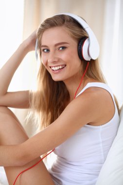 Sabah müzik dinleme yatağa evde oturan güzel kadın portresi