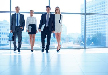 Başarılı iş takım ayakta Office gülümseyen