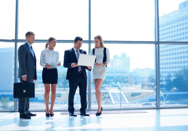 Başarılı iş takım ayakta Office gülümseyen