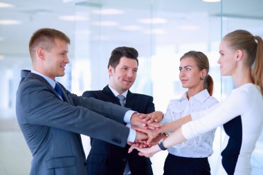 İş adamları kendi elleriyle birlikte bir daire içinde