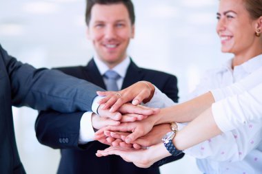 İş adamları kendi elleriyle birlikte bir daire içinde