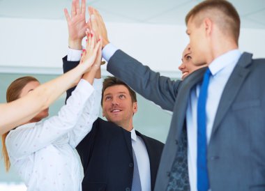 İş adamları kendi elleriyle birlikte bir daire içinde