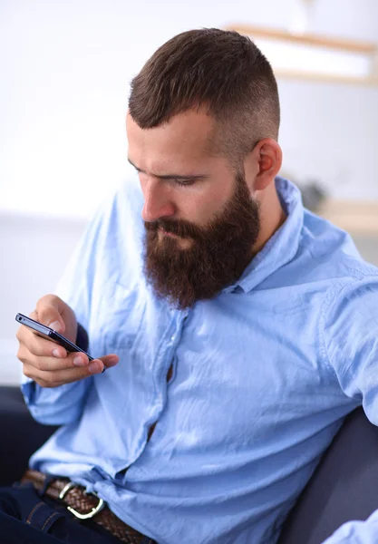 Närbild av en man med smarta mobiltelefon, isolerad på vit bakgrund — Stockfoto