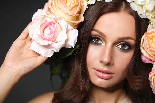 Portrait of a beautiful woman with flowers in her hair. Fashion — Stock Photo, Image