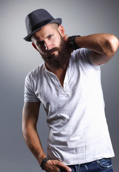 帽子站，灰色的背景上孤立的胡子帅哥的肖像 — 图库照片