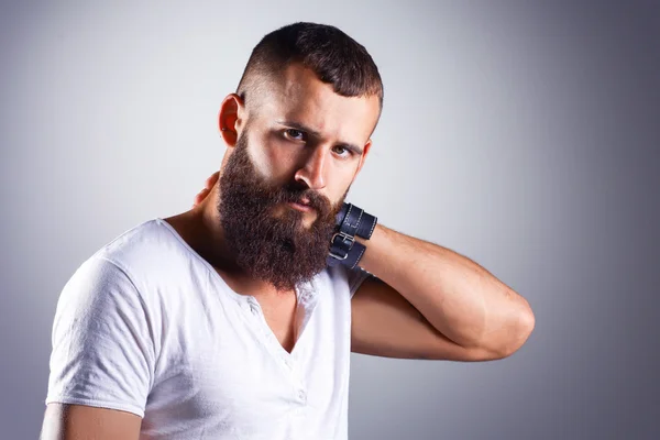 Portrait of handsome bearded man standing, isolated on grey background — Stock Photo, Image