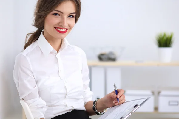 Attraente donna d'affari seduta in ufficio — Foto Stock
