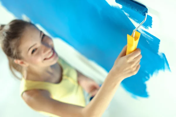 Hermosa joven mujer haciendo pintura de pared — Foto de Stock