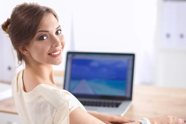 Portrait d'une femme d'affaires assise au bureau avec un ordinateur portable — Photo