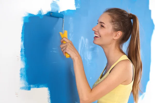 Hermosa joven mujer haciendo pintura de pared — Foto de Stock