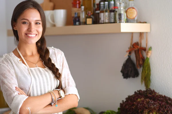 Giovane donna in piedi vicino alla scrivania in cucina — Foto Stock