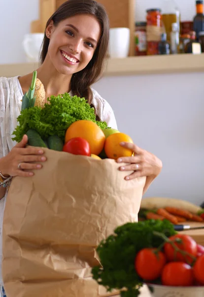 Jovem segurando saco de compras de supermercado com legumes e frutas — Fotografia de Stock