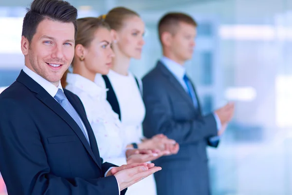 Gente de negocios sonrientes aplaudiendo una buena presentación en la oficina — Foto de Stock