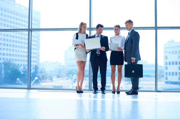 Glimlachend succesvol bedrijf team staande in office — Stockfoto