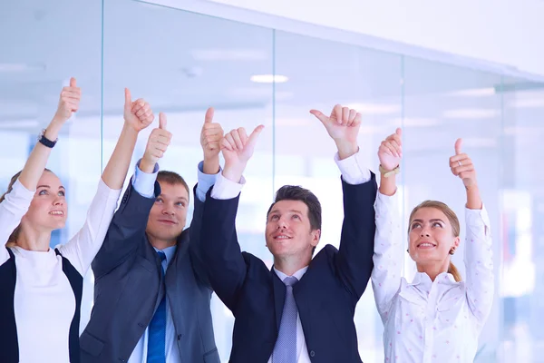 Zespół firmy szczęśliwy pokazano kciuki w biurze — Zdjęcie stockowe