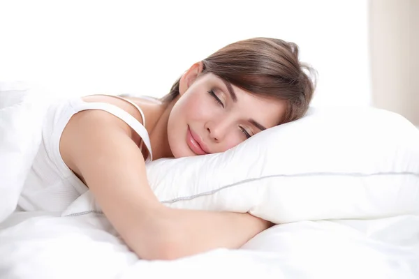 Menina bonita dorme no quarto, deitada na cama — Fotografia de Stock