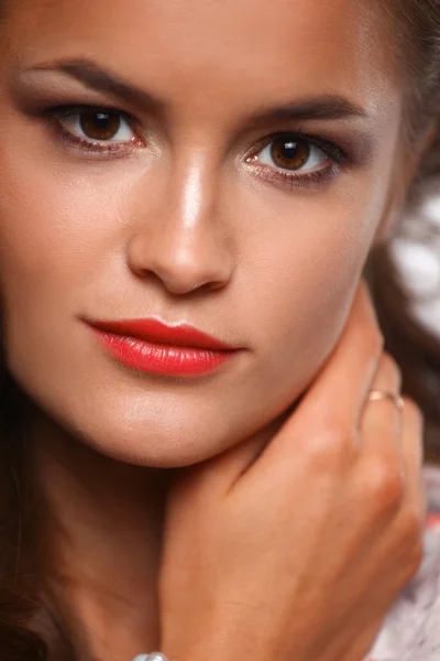 Portrait of young beautiful brunette woman — Stock Photo, Image