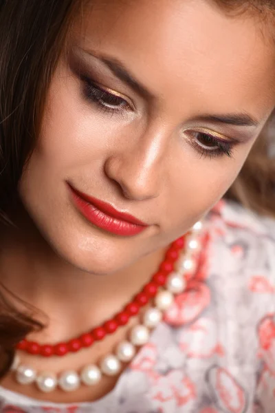 Retrato de joven hermosa mujer morena en cuentas —  Fotos de Stock