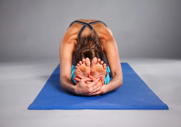 Portrait de fille sportive faisant du yoga exercice d'étirement — Photo