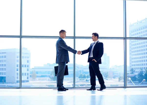 Full length image of two successful business men shaking hands with each other — Stock Photo, Image