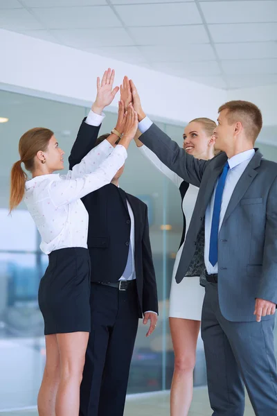 Empresários com as mãos juntas num círculo — Fotografia de Stock