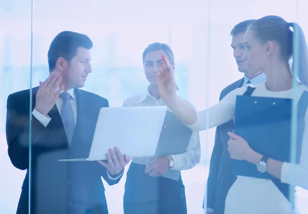 Grupp affärsmän gör presentation med bärbar dator under mötet — Stockfoto