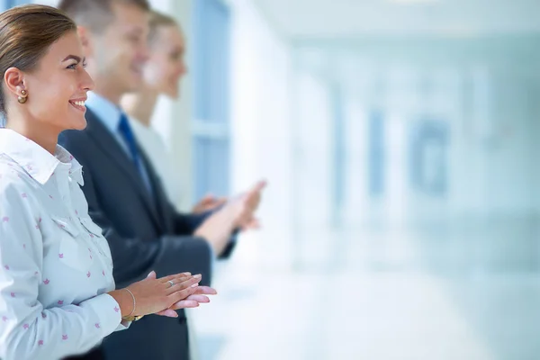 Lächelnde Geschäftsleute, die eine gute Präsentation im Büro beklatschen — Stockfoto