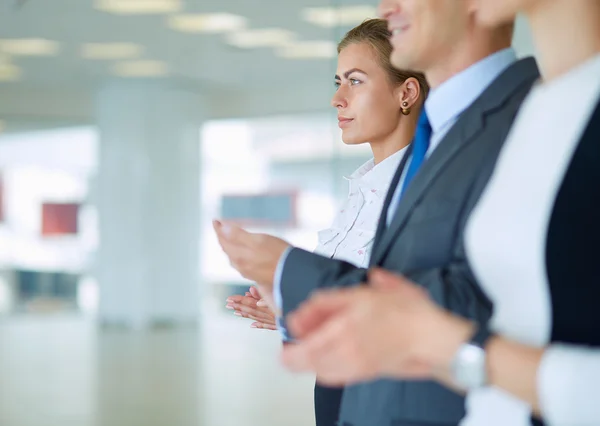 Lächelnde Geschäftsleute, die eine gute Präsentation im Büro beklatschen — Stockfoto