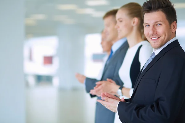 Lächelnde Geschäftsleute, die eine gute Präsentation im Büro beklatschen — Stockfoto