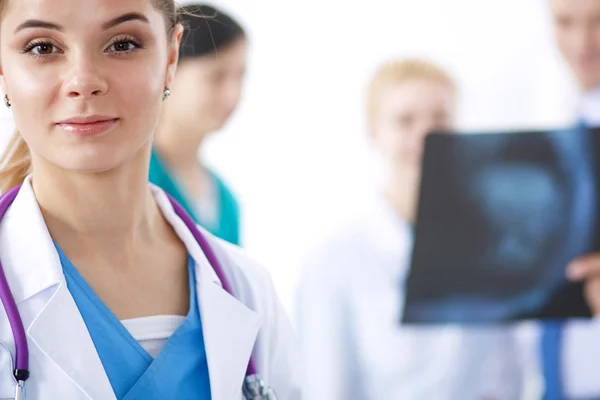 Attractive female doctor in front of medical group — Stock Photo, Image