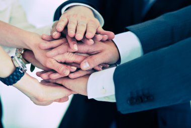 İş adamları kendi elleriyle birlikte bir daire içinde