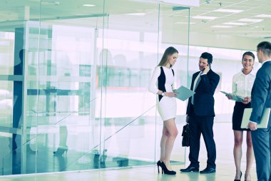Başarılı iş takım ayakta Office gülümseyen