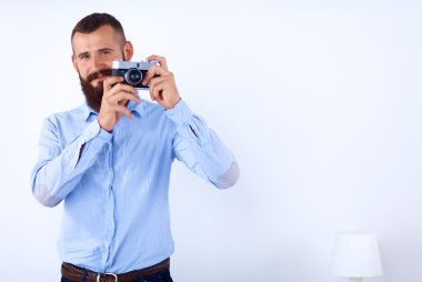 kamerayı beyaz bir arka plan karşı duran genç sakallı adam