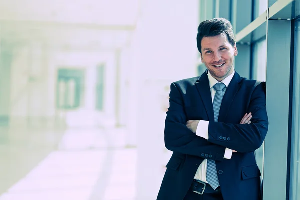 Portret van een zakenman in de buurt van een raam in het kantoor — Stockfoto