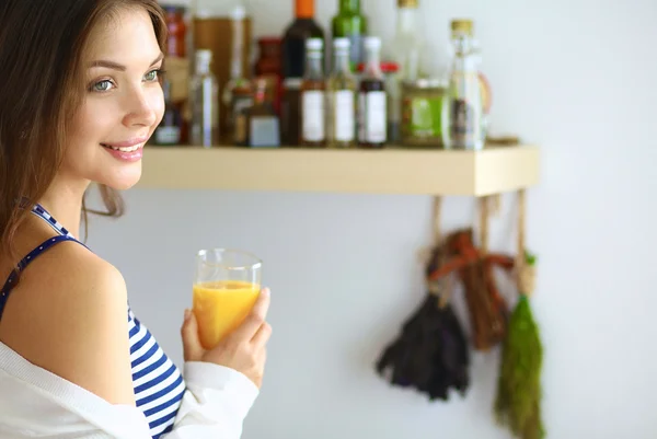 Porträtt av en vacker kvinna som håller glas med välsmakande juice — Stockfoto