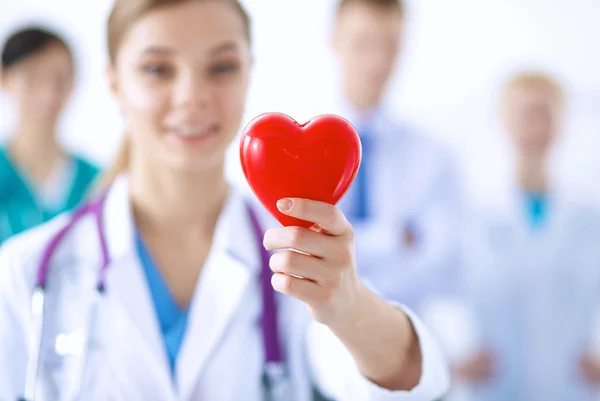 Médecin féminin avec stéthoscope tenant le cœur — Photo