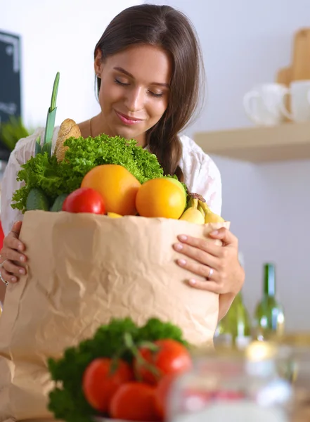 Mujer joven sosteniendo bolsa de la compra de comestibles con verduras y frutas — Foto de Stock