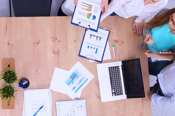 Uomini d'affari che siedono e discutono alla riunione di lavoro, in ufficio — Foto Stock