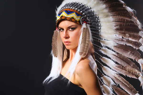 Belle femme en costume amérindien avec des plumes — Photo